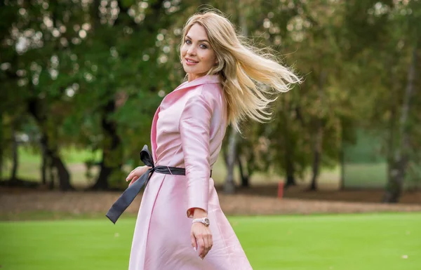 Модная Концепция Романтичная Леди Розовой Траншее Открытом Воздухе — стоковое фото