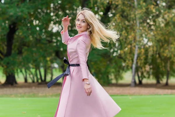 时尚的概念 外面粉红战壕里的浪漫女人 — 图库照片