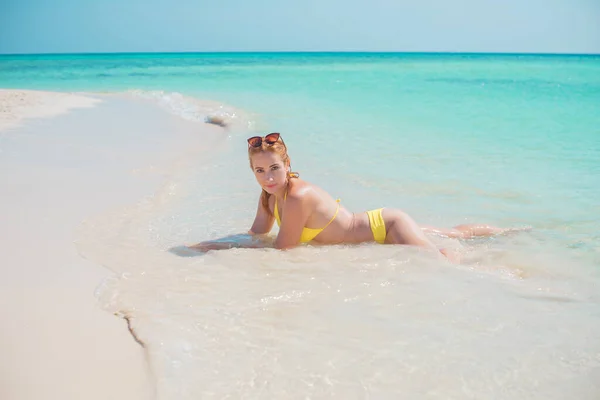 Mujer Ucraniana Traje Baño Amarillo Vacaciones Detrás Del Paisaje Azul —  Fotos de Stock