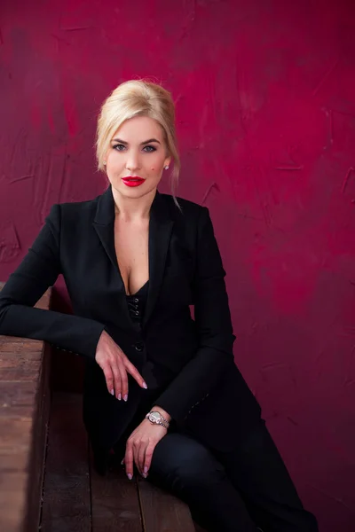 Высокая Мода Снимок Сексуальной Блондинки Черном Костюме Красном Фоне Портрет — стоковое фото