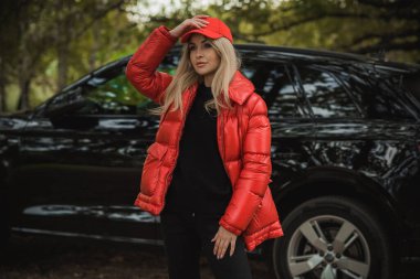 Arabası, lüks tarzı, konsept hanımı ve otomobili olan muhteşem bir kadın.