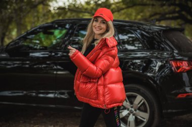 Arabası, lüks tarzı, konsept hanımı ve otomobili olan muhteşem bir kadın.