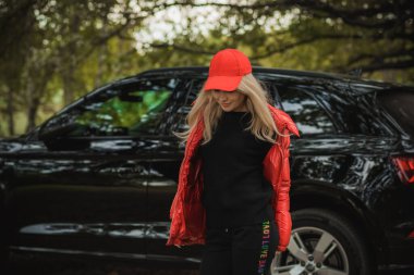 Arabası, lüks tarzı, konsept hanımı ve otomobili olan muhteşem bir kadın.