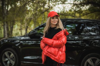 Arabası, lüks tarzı, konsept hanımı ve otomobili olan muhteşem bir kadın.