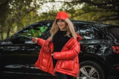 Arabası, lüks tarzı, konsept hanımı ve otomobili olan muhteşem bir kadın.