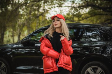 Arabası, lüks tarzı, konsept hanımı ve otomobili olan muhteşem bir kadın.