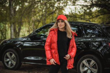 Arabası, lüks tarzı, konsept hanımı ve otomobili olan muhteşem bir kadın.