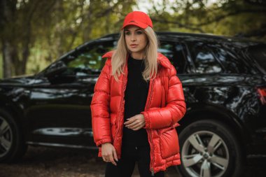 Arabası, lüks tarzı, konsept hanımı ve otomobili olan muhteşem bir kadın.