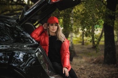 Arabası, lüks tarzı, konsept hanımı ve otomobili olan muhteşem bir kadın.