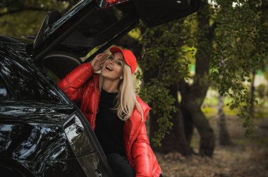 Arabası, lüks tarzı, konsept hanımı ve otomobili olan muhteşem bir kadın.