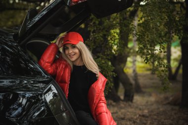 Arabası, lüks tarzı, konsept hanımı ve otomobili olan muhteşem bir kadın.