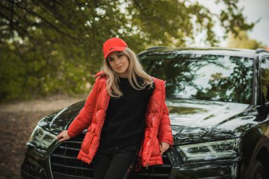 Arabası, lüks tarzı, konsept hanımı ve otomobili olan muhteşem bir kadın.