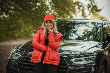 Arabası, lüks tarzı, konsept hanımı ve otomobili olan muhteşem bir kadın.