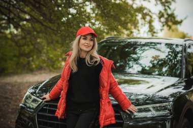 Arabası, lüks tarzı, konsept hanımı ve otomobili olan muhteşem bir kadın.