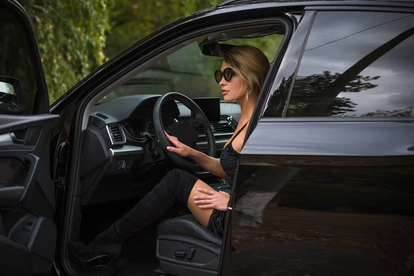 Prachtige Vrouw Met Een Auto Luxe Stijl Concept Dame Auto — Stockfoto