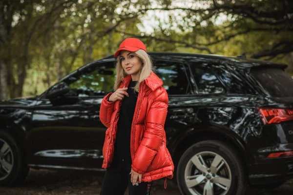 高級スタイル コンセプトレディーと自動車とゴージャス女性 — ストック写真