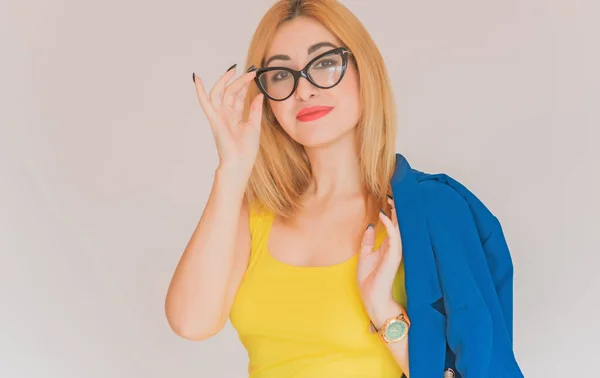 女士的商务风格 蓝色上衣和黄色上衣的女人 流行的概念 — 图库照片