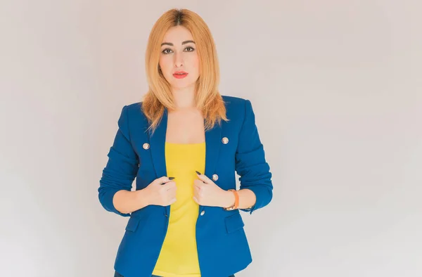 Επιχειρηματικό Στυλ Για Κυρίες Γυναίκες Μπλε Σακάκι Και Κίτρινο Τοπ — Φωτογραφία Αρχείου