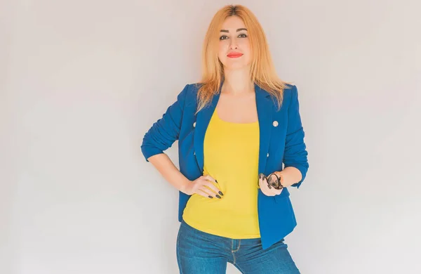 Estilo Negócios Para Senhoras Mulheres Casaco Azul Top Amarelo Conceito — Fotografia de Stock