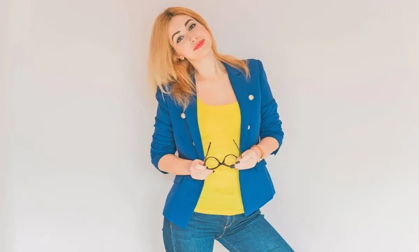 Estilo Negocio Para Damas Mujeres Con Chaqueta Azul Top Amarillo —  Fotos de Stock