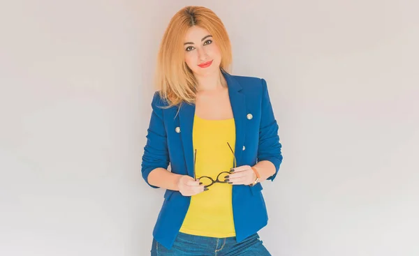 Styl Biznesowy Dla Pań Kobiet Niebieskiej Kurtce Żółtej Bluzce Modna — Zdjęcie stockowe