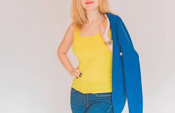 Bayanlar Için Tarzı Mavi Ceketli Kadınlar Sarı Bluzlu Modaya Uygun — Stok fotoğraf