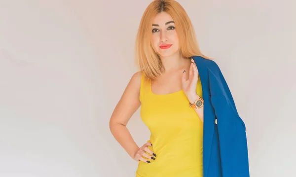 Бізнес Стиль Жінок Жінок Блакитній Куртці Жовтому Верху Модна Концепція — стокове фото