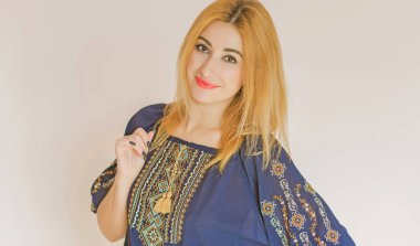 Geleneksel nakış işlemeli Ukraynalı bir kadın. Cesur Ukrayna kavramı ve o ülkenin insanları. 