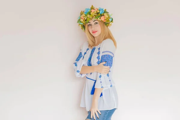 Ukrainska Fashionabla Kvinna Broderi Traditionell Skjorta Begreppet Modiga Ukraina Och — Stockfoto