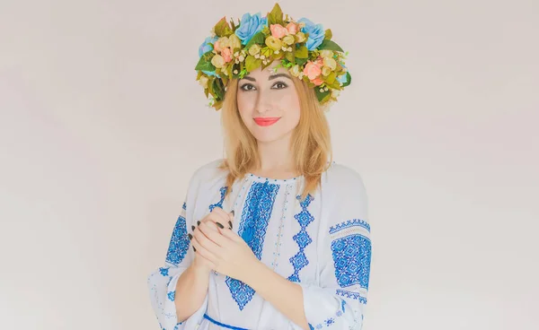 穿着绣花传统衬衫的乌克兰时髦女人 勇敢的乌克兰和该国人民的概念 — 图库照片