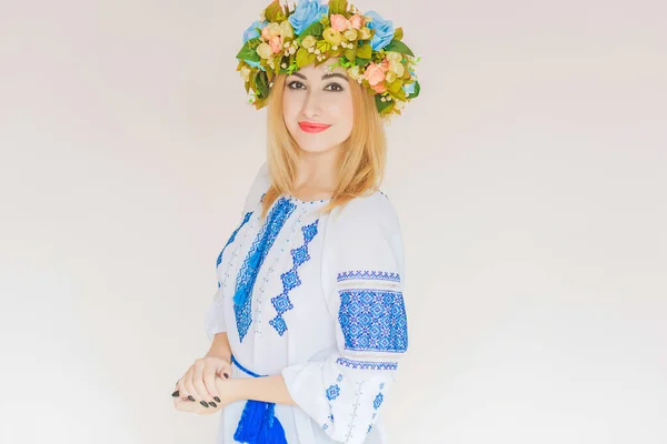 Geleneksel Nakış Işlemeli Ukraynalı Bir Kadın Cesur Ukrayna Kavramı Ülkenin — Stok fotoğraf