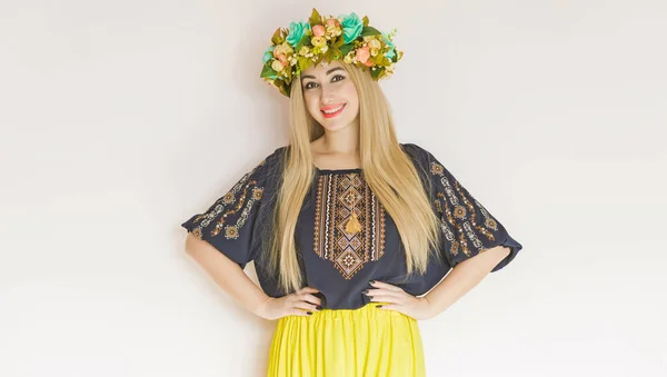 Ukrainska Fashionabla Kvinna Broderi Traditionell Skjorta Begreppet Modiga Ukraina Och — Stockfoto