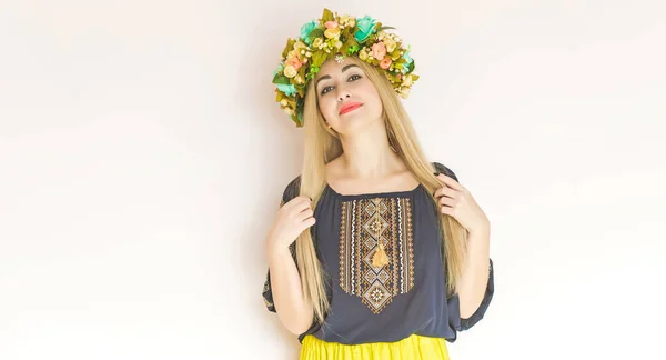 穿着绣花传统衬衫的乌克兰时髦女人 勇敢的乌克兰和该国人民的概念 — 图库照片