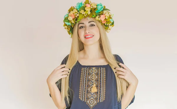 Oekraïense Modieuze Vrouw Borduurwerk Traditionele Shirt Concept Van Dapper Oekraïne — Stockfoto
