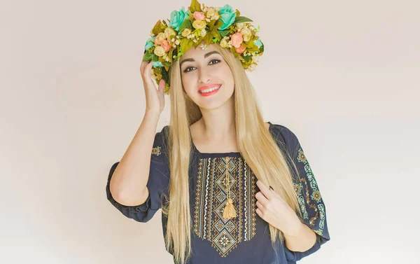 刺繍の伝統的なシャツのウクライナのファッショナブルな女性 勇敢なウクライナとその国の人々の概念 — ストック写真