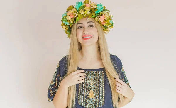 Ukraińska Modna Kobieta Hafcie Tradycyjnej Koszuli Koncepcja Odważnej Ukrainy Mieszkańców — Zdjęcie stockowe