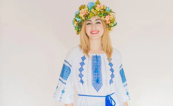 Mulher Moda Ucraniana Bordado Camisa Tradicional Conceito Corajosa Ucrânia Povo — Fotografia de Stock