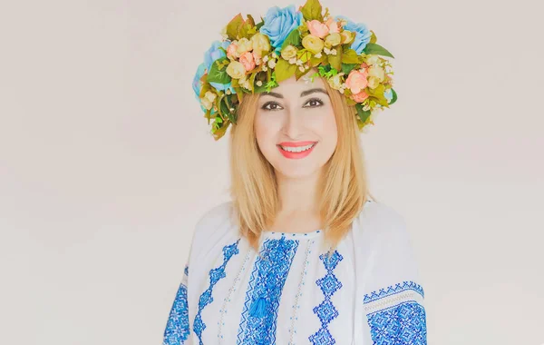 Donna Alla Moda Ucraina Camicia Tradizionale Ricamo Concetto Ucraina Coraggiosa — Foto Stock