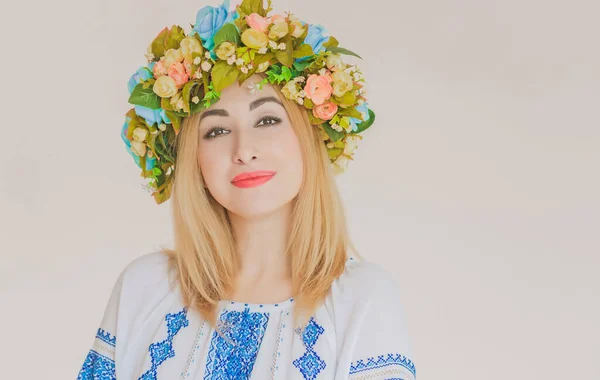 Ukrajinská Módní Žena Vyšívané Tradiční Košili Koncept Statečné Ukrajiny Lidí — Stock fotografie