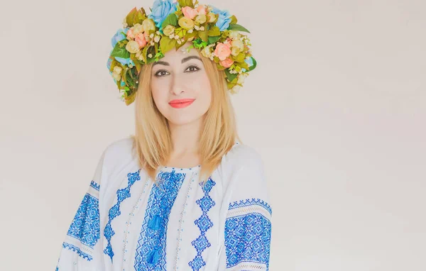 Donna Alla Moda Ucraina Camicia Tradizionale Ricamo Concetto Ucraina Coraggiosa — Foto Stock