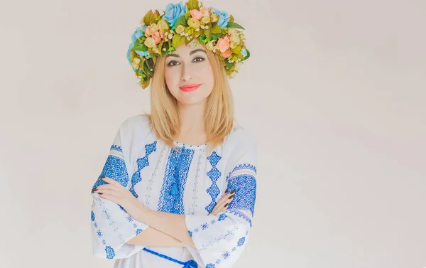 Mulher Moda Ucraniana Bordado Camisa Tradicional Conceito Corajosa Ucrânia Povo — Fotografia de Stock