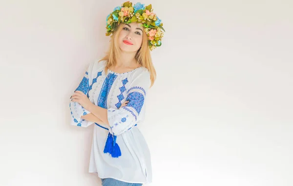 Ukrainska Fashionabla Kvinna Broderi Traditionell Skjorta Begreppet Modiga Ukraina Och — Stockfoto