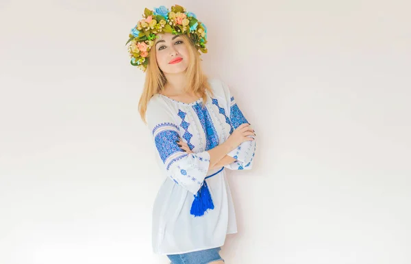 Ukrainska Fashionabla Kvinna Broderi Traditionell Skjorta Begreppet Modiga Ukraina Och — Stockfoto