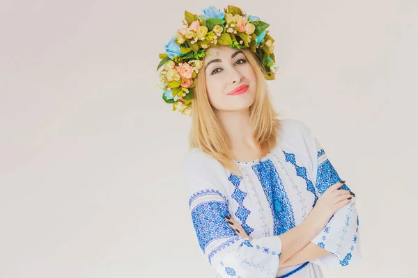 刺繍の伝統的なシャツのウクライナのファッショナブルな女性 勇敢なウクライナとその国の人々の概念 — ストック写真