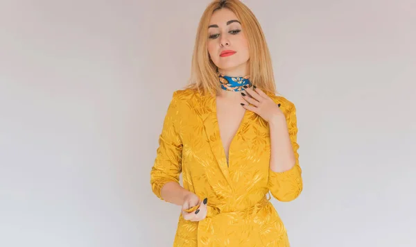 Estilo Para Damas Mujeres Chaqueta Amarilla Bufanda Azul Concepto Moda —  Fotos de Stock