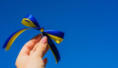 Ukrayna özgürlüğü. Küçük sarı mavi bayrak. Ukrayna protestosunun detayları. Zafer konsepti