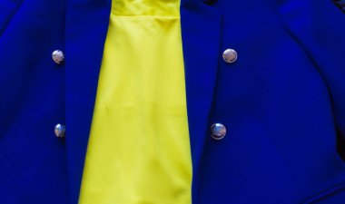 Giysilerdeki sarı mavi trend. Bahar - yaz koleksiyonu Barışın moda rengi, ayrıntıları kapat