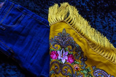 Giysilerdeki sarı mavi trend. Bahar - yaz koleksiyonu Barışın moda rengi, ayrıntıları kapat