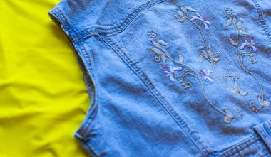 Giysilerdeki sarı mavi trend. Bahar - yaz koleksiyonu Barışın moda rengi, ayrıntıları kapat