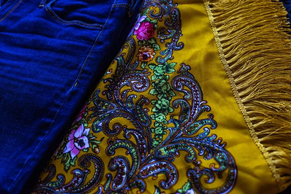 黄色蓝色趋势的衣服 春夏系列时尚色彩的和平 收尾细节 — 图库照片